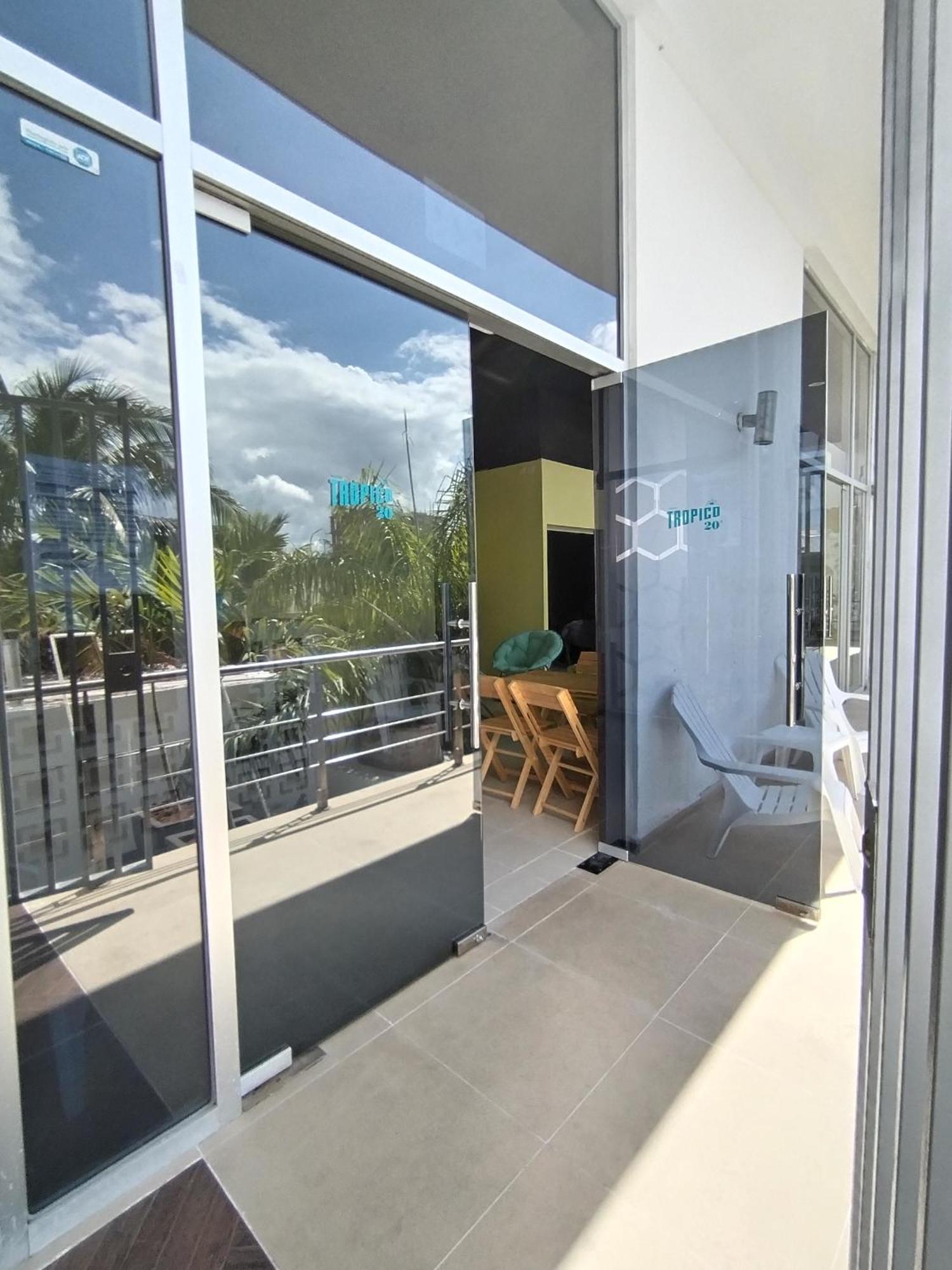 Hostel Tropico 20 Pdc Playa del Carmen Exterior photo